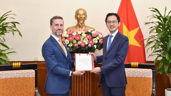 Thứ trưởng Ngoại giao Đỗ Hùng Việt tiếp tân Trưởng Đại diện Quỹ Dân số Liên hợp quốc (UNFPA) tại Việt Nam trình Thư Ủy nhiệm