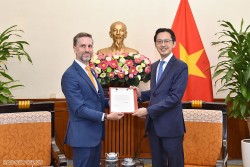 Thứ trưởng Ngoại giao Đỗ Hùng Việt tiếp tân Trưởng Đại diện Quỹ Dân số Liên hợp quốc (UNFPA) tại Việt Nam trình Thư Ủy nhiệm