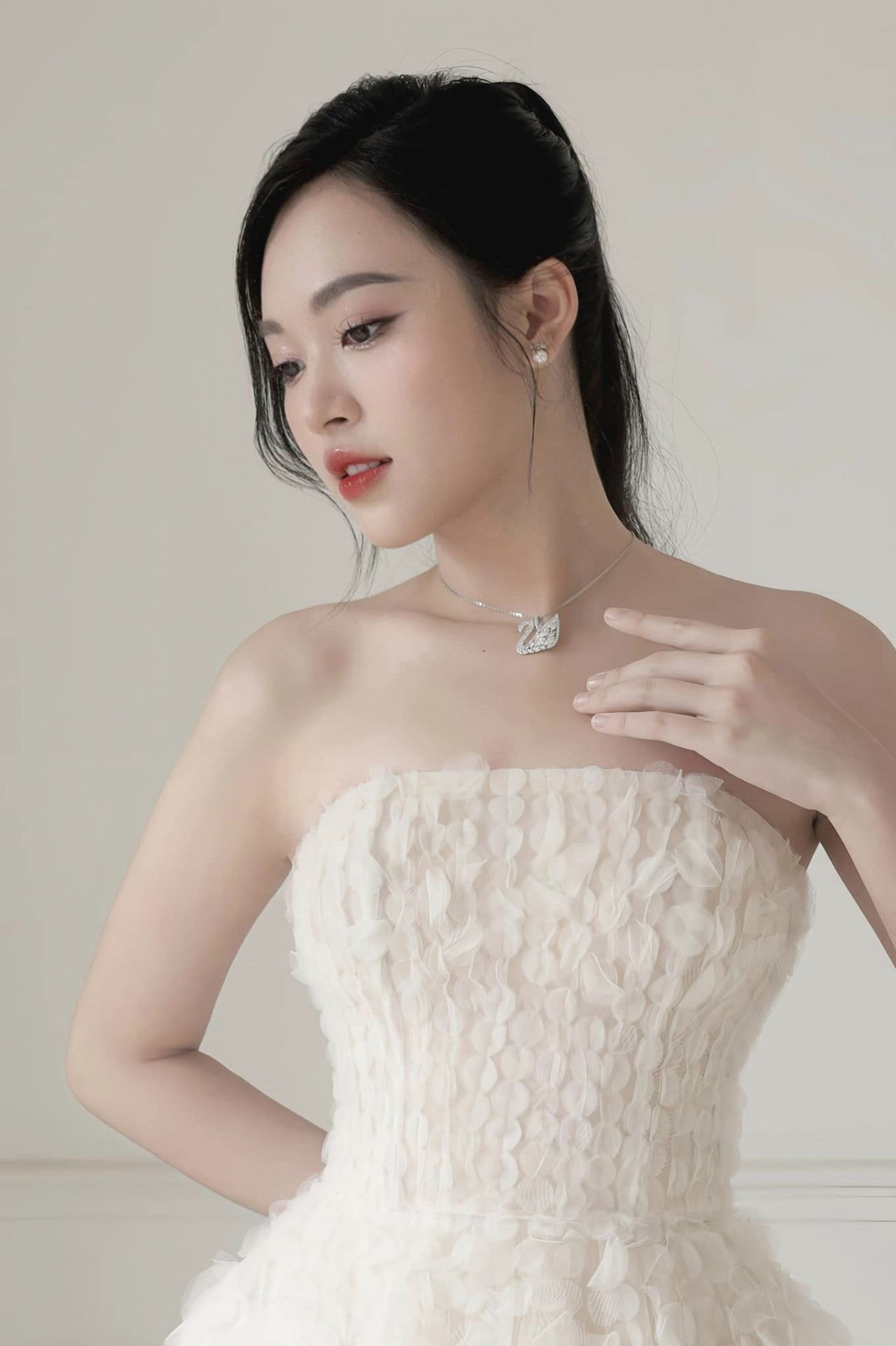 Trịnh Thùy Linh xinh đẹp, gợi cảm tuổi 21