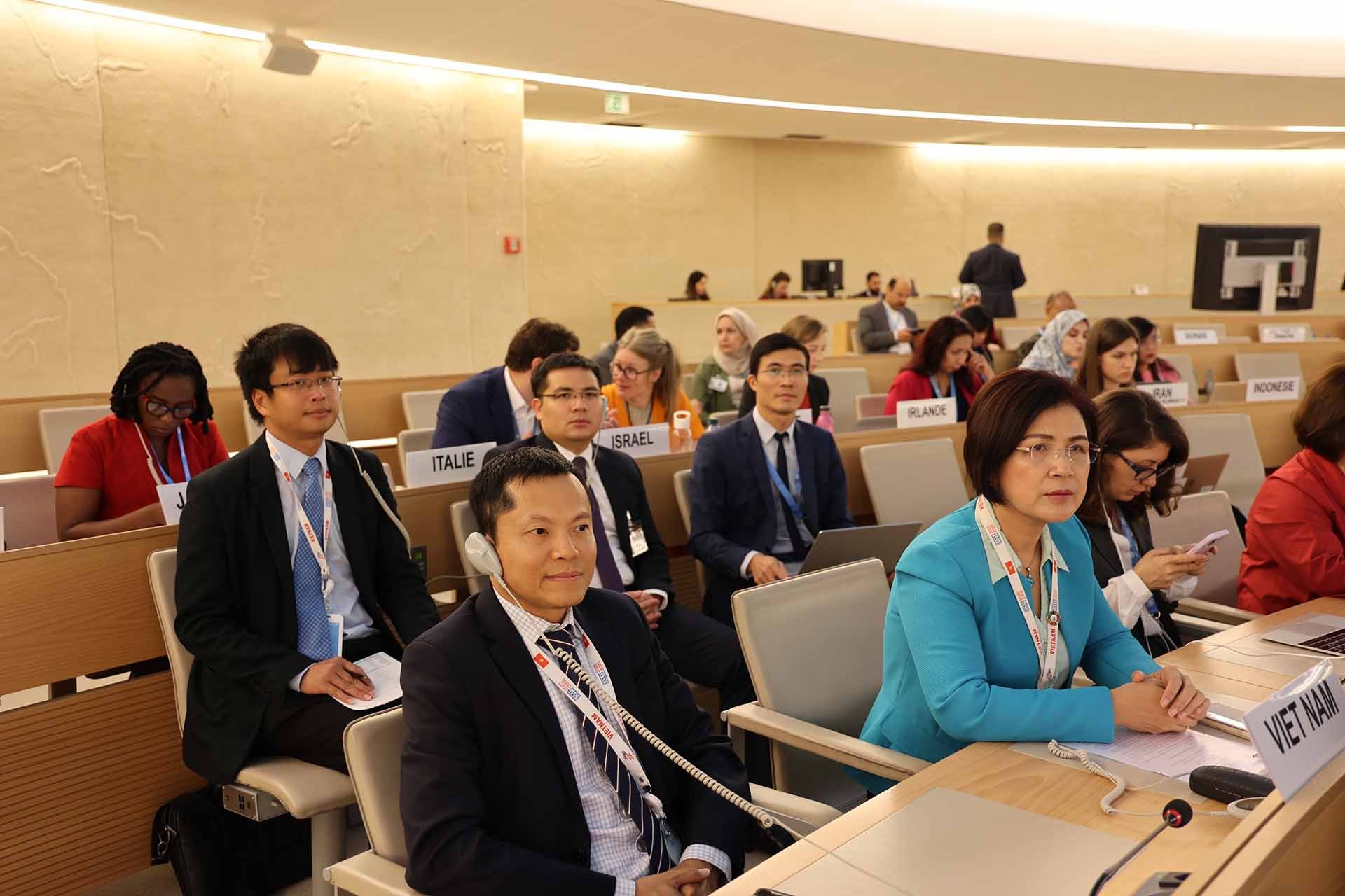 Đại sứ Lê Thị Tuyết Mai và đoàn Việt Nam tại phiên thảo luận chung về Báo cáo cập nhật của Cao ủy Nhân quyền về tình hình nhân quyền trên toàn thế giới, ngày 13/9. (Nguồn: TTXVN)