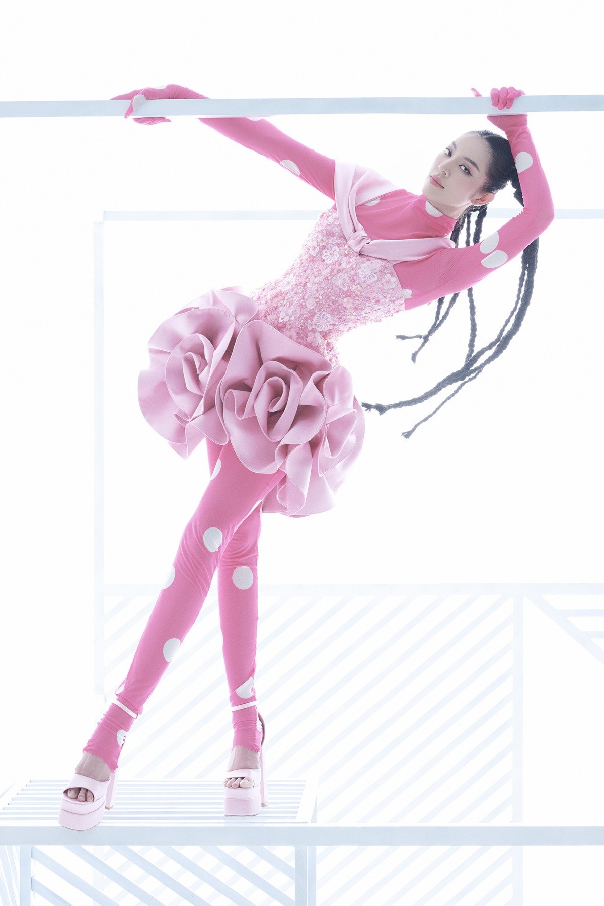 Ngắm siêu mẫu Thanh Hằng và dàn người đẹp đáng yêu trong bộ ảnh thời trang tông hồng ngọt ngào