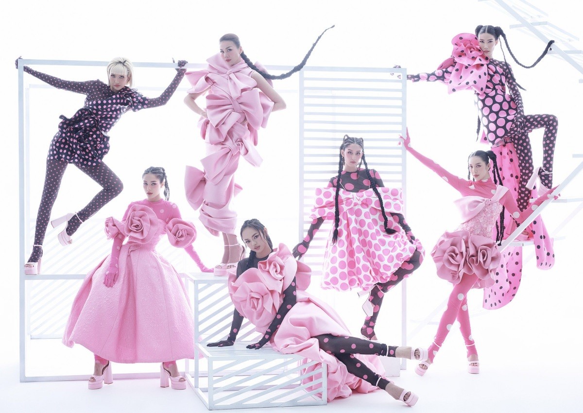 Team siêu mẫu Thanh Hằng chọn những thiết kế gam hồng chủ đạo với họa tiết chấm bi và chi tiết 3D bản lớn. Loạt trang phục được phối nhiều lớp, cũng là phong cách NTK Đỗ Mạnh Cường mang đến Tuần lễ thời trang New York Xuân Hè 2024 hôm 10/9.