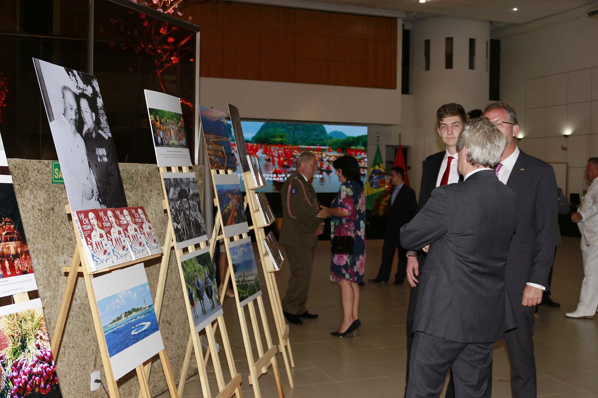 Đại sứ quán đã dành một khu vực trang trọng để giới thiệu những tấm ảnh về cuộc đời và sự nghiệp của Chủ tịch Hồ Chí Minh.