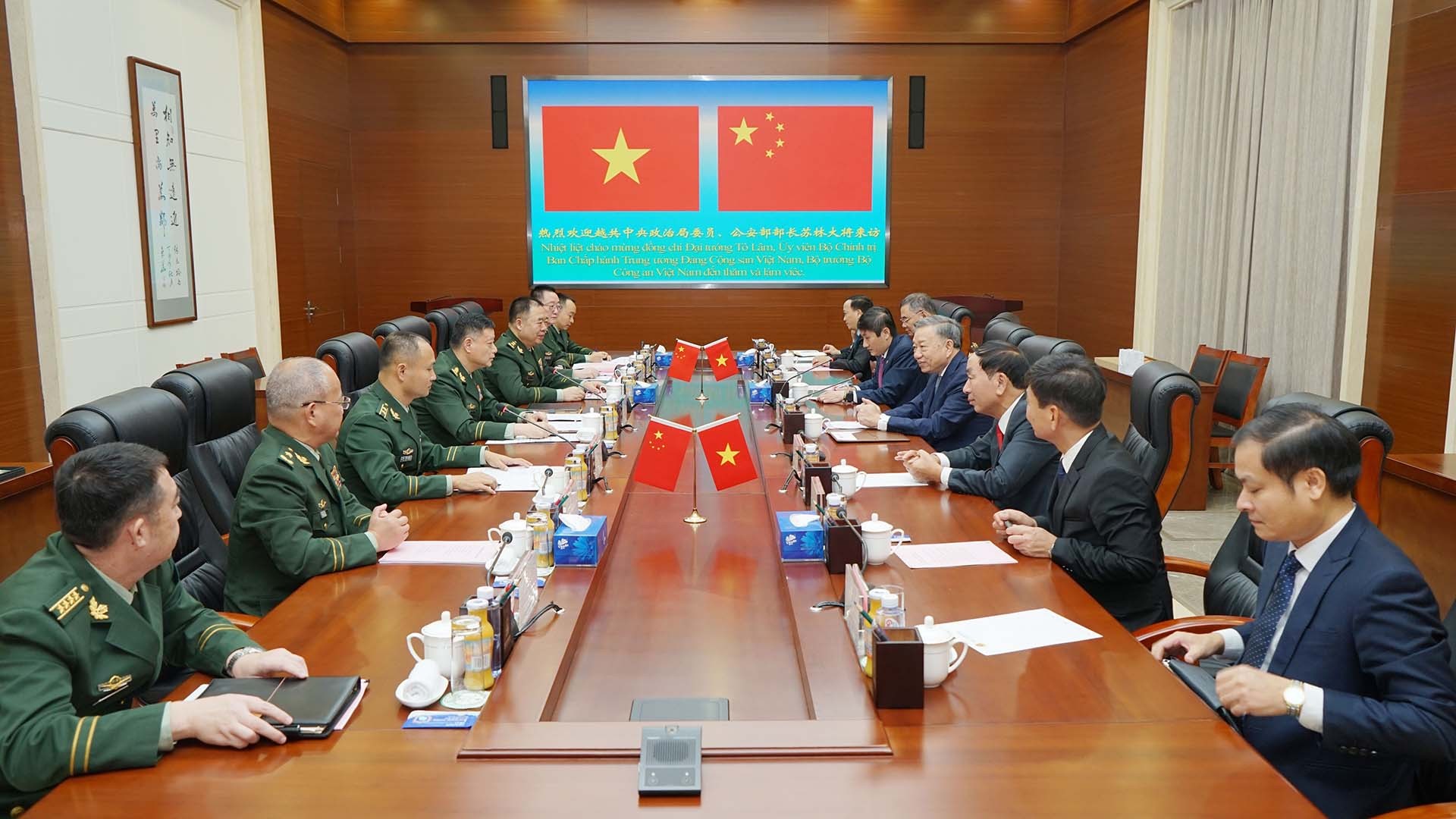 Bộ trưởng Bộ Công an Tô Lâm hội kiến với Thượng tướng Vương Xuân Ninh, Tư lệnh Bộ đội Cảnh sát vũ trang nhân dân Trung Quốc. (Nguồn: TTXVN)