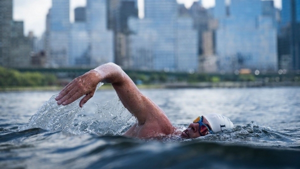 Vận động viên hơn 50 tuổi hoàn thành chặng bơi dài 500km dọc con sông Hudson, New York