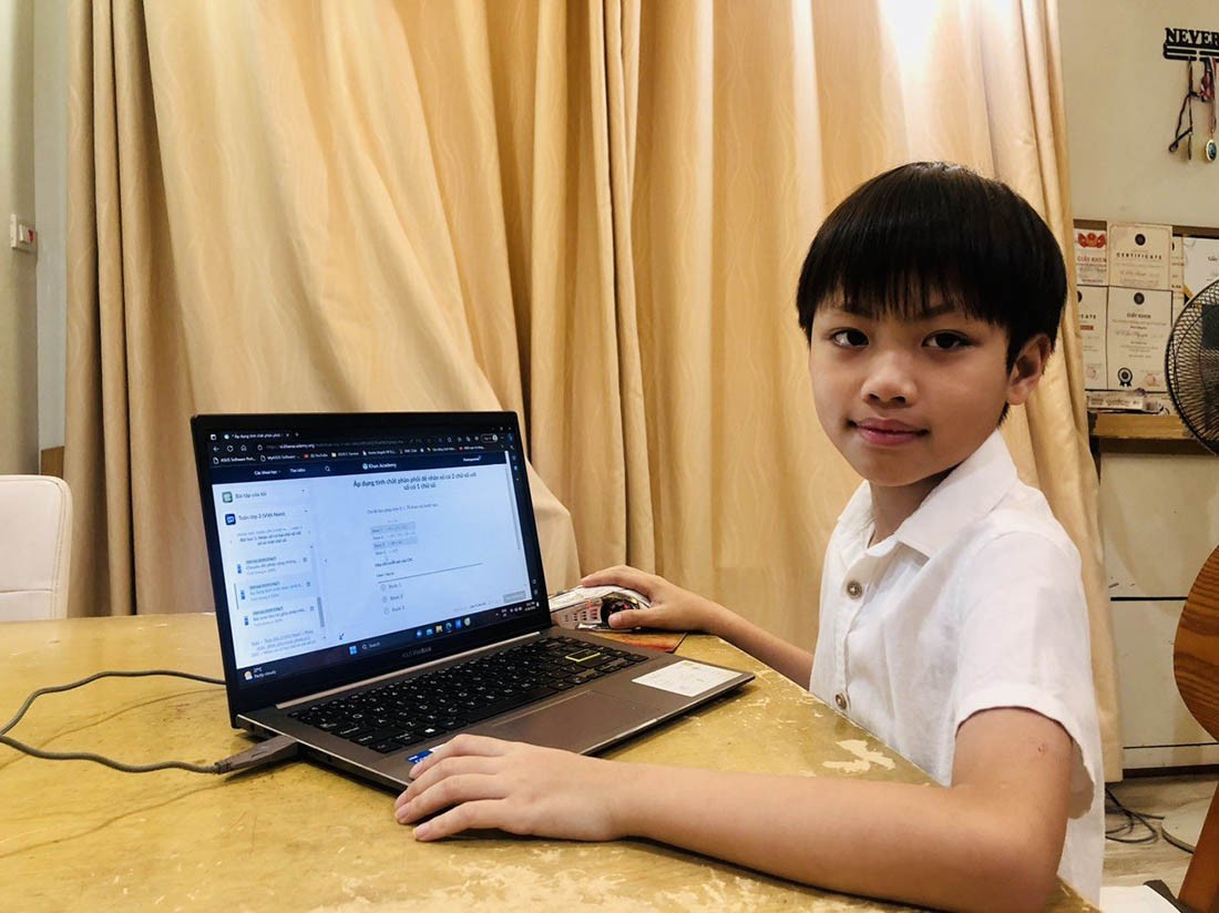 Bạn Vũ Khôi Nguyên - một học sinh tham gia học theo chương trình của Khan Academy và đạt kết quả cao.