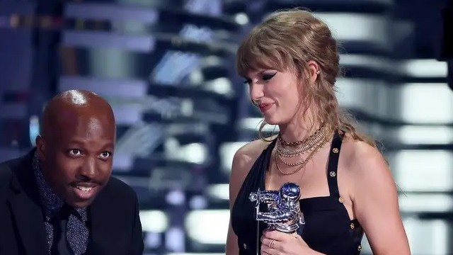 Taylor Swift mất trang sức kim cương trong lễ trao giải MTV Video Music Awards 2023
