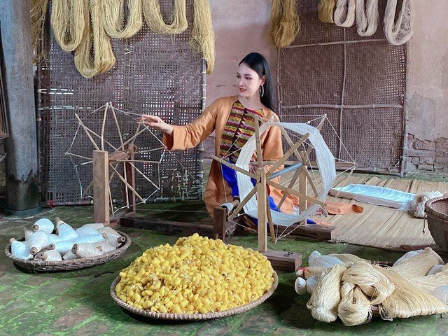 Á hậu Anh Sa lan tỏa vẻ đẹp văn hóa nghề dệt lụa Việt Nam