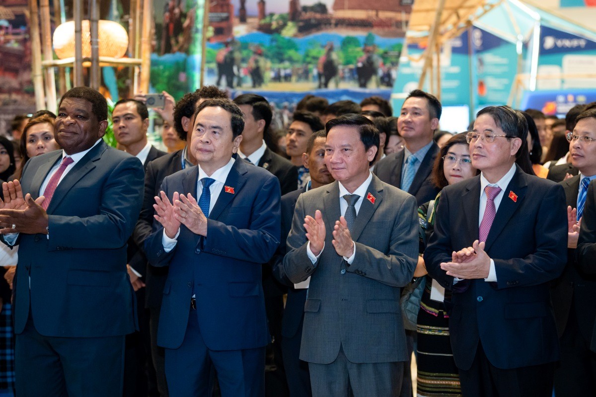 Chủ tịch Quốc hội khai mạc Triển lãm “Khát vọng Việt Nam”