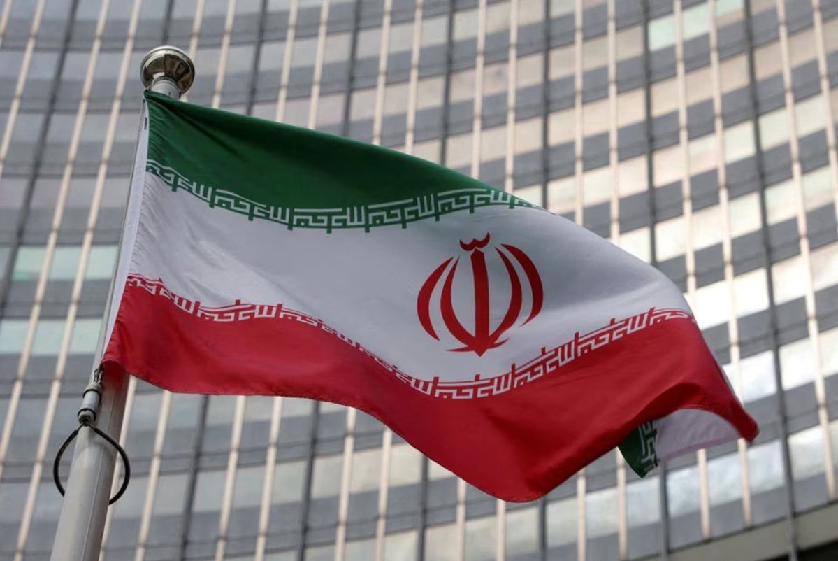 Quốc kỳ Iran tung bay trước trụ sở của tổ chức Cơ quan Năng lượng Nguyên tử Quốc tế (IAEA) tại Vienna, Áo, ngày 5 tháng 6 năm 2023. REUTERS