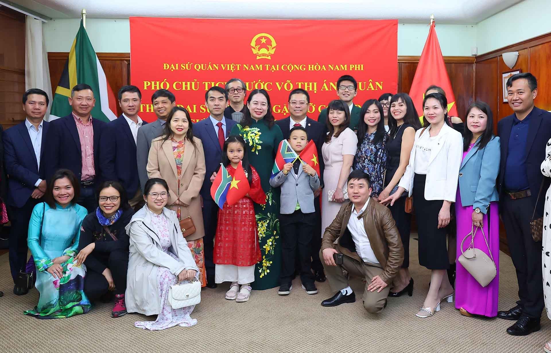 Phó Chủ tịch nước Võ Thị Ánh Xuân với đại diện cộng đồng người Việt Nam sinh sống và làm việc tại Nam Phi. (Nguồn: TTXVN)