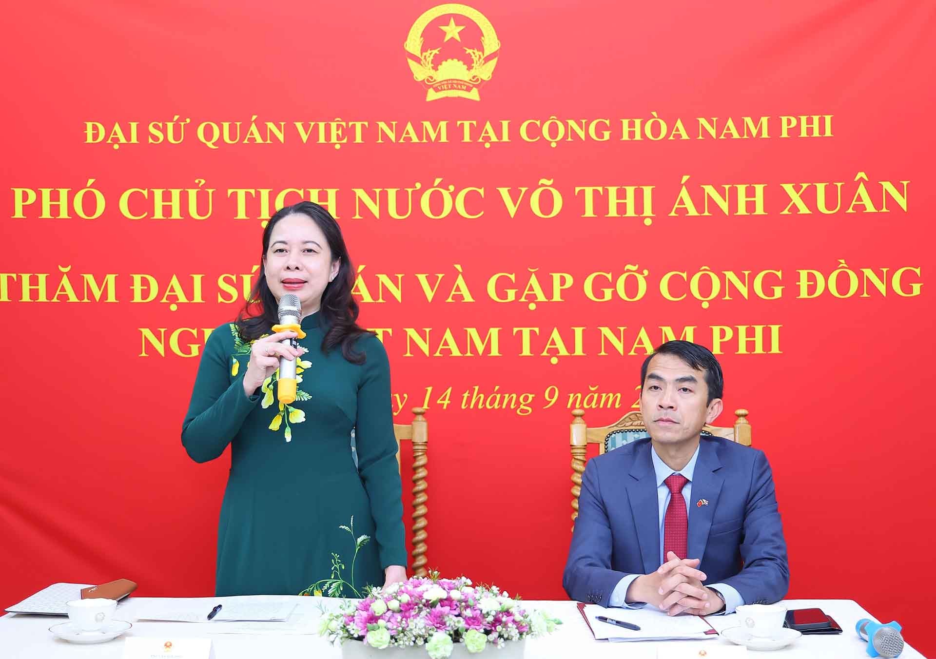 Phó Chủ tịch nước Võ Thị Ánh Xuân nói chuyện với cán bộ, nhân viên Đại sứ quán và đại diện cộng đồng người Việt Nam sinh sống và làm việc tại Nam Phi. (Nguồn: TTXVN)