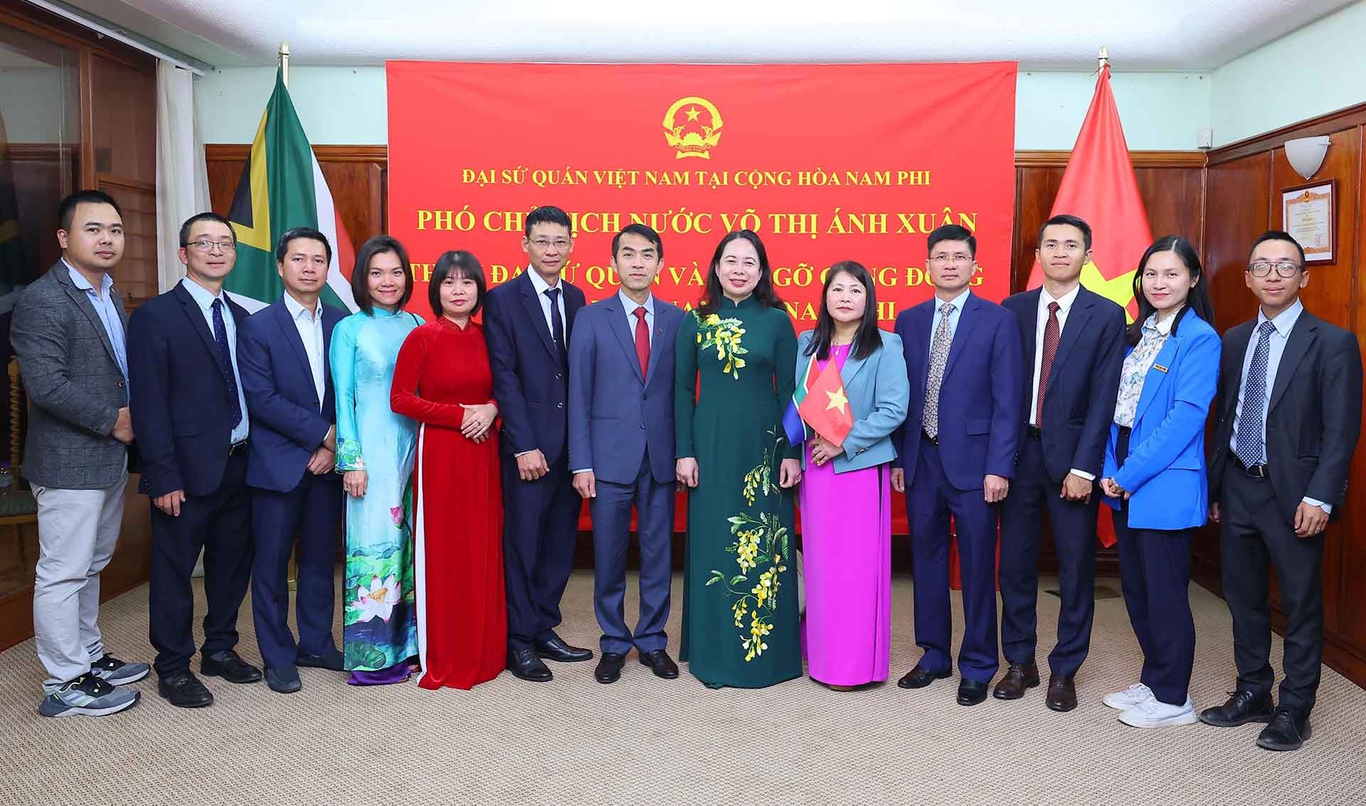 Phó Chủ tịch nước Võ Thị Ánh Xuân với cán bộ, nhân viên Đại sứ quán Việt Nam tại Nam Phi. (Nguồn: TTXVN)