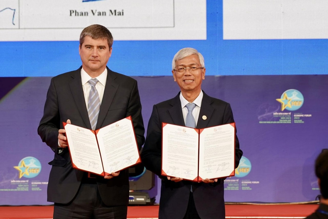 Phó Chủ tịch UBND TP. Võ Văn Hoan, thay mặt lãnh đạo Thành phố và Ông Jeremy Jurgens, Giám đốc điều hành Diễn đàn Kinh tế Thế giới trao bản Tuyên bố chung ngày 15/9. 