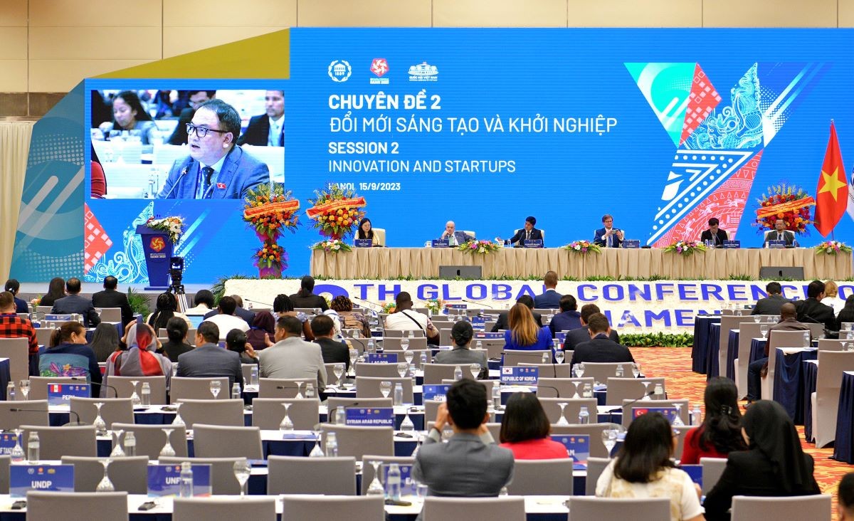 Đại biểu Việt Nam Phạm Trọng Nghĩa phát biểu tại Phiên thảo luận thứ 2 trong khuôn khổ Hội nghị Nghị sĩ trẻ toàn cầu lần thứ 9. (Ảnh: TC)