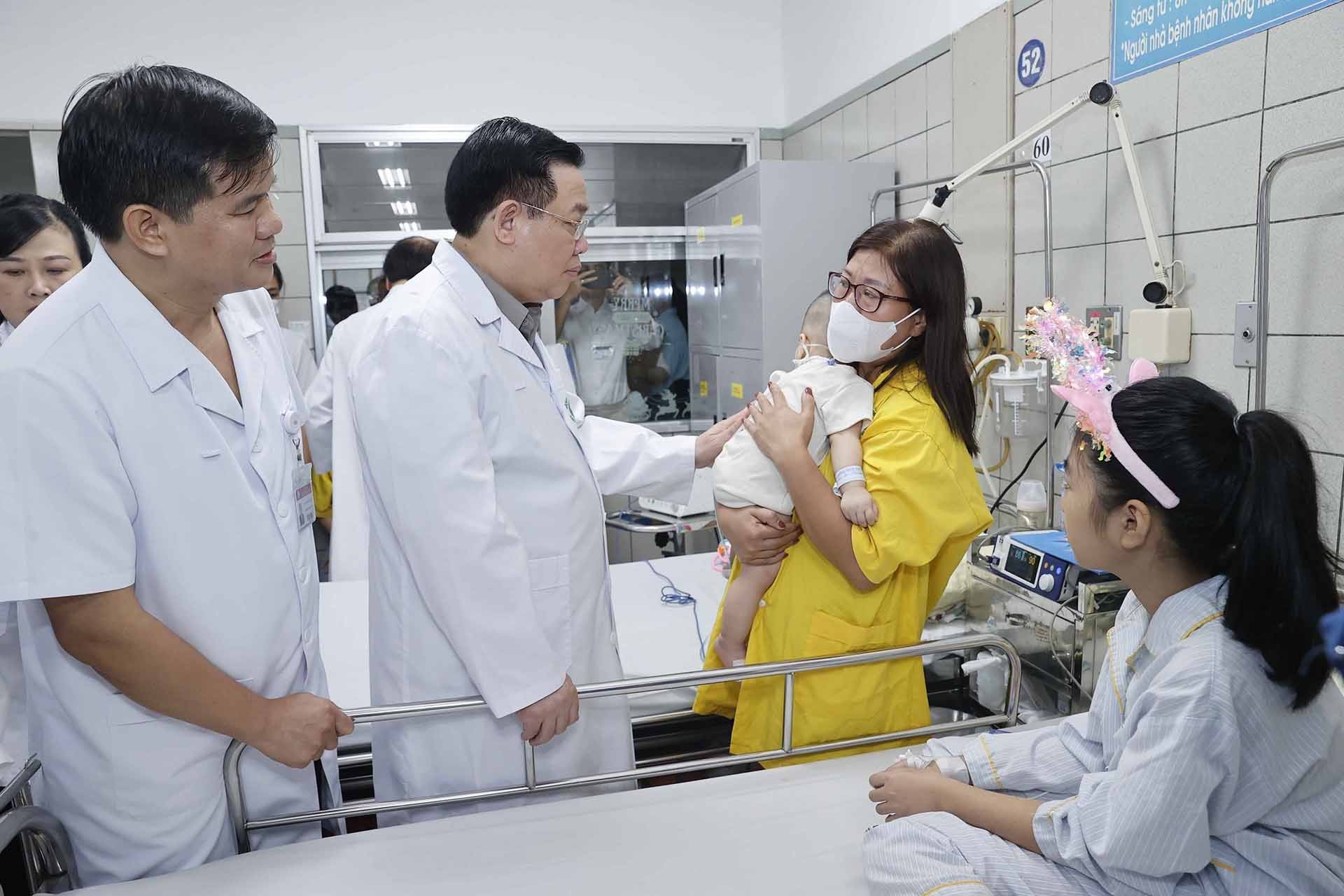 Chủ tịch Quốc hội Vương Đình Huệ thăm hỏi nạn nhân vụ cháy đang được điều trị tại Bệnh viện Bạch Mai. (Nguồn: TTXVN)