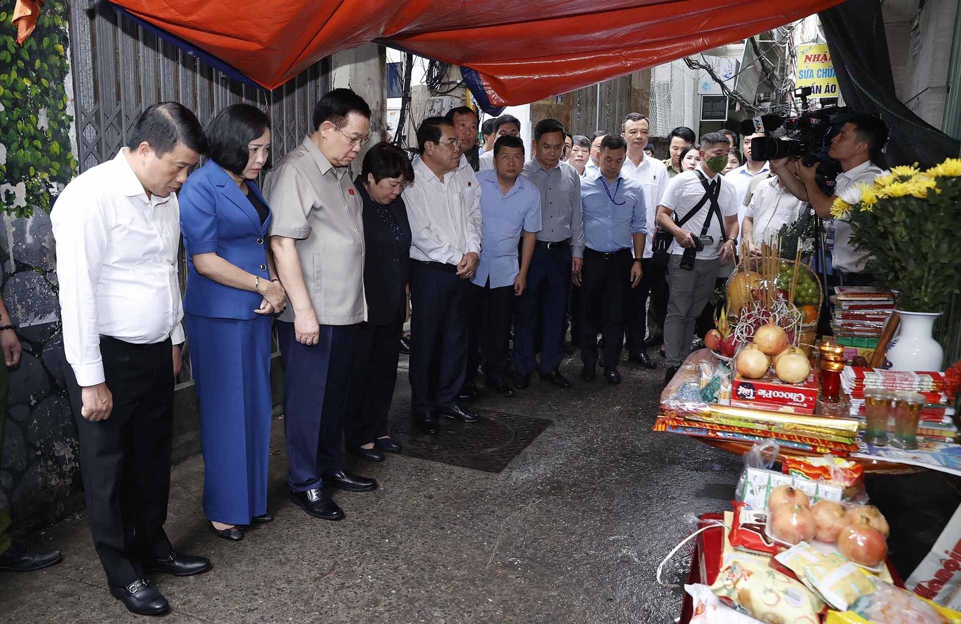 Chủ tịch Quốc hội Vương Đình Huệ đến thắp hương tưởng niệm nạn nhân vụ cháy chung cư mini ở Khương Đình. (Nguồn: TTXVN)