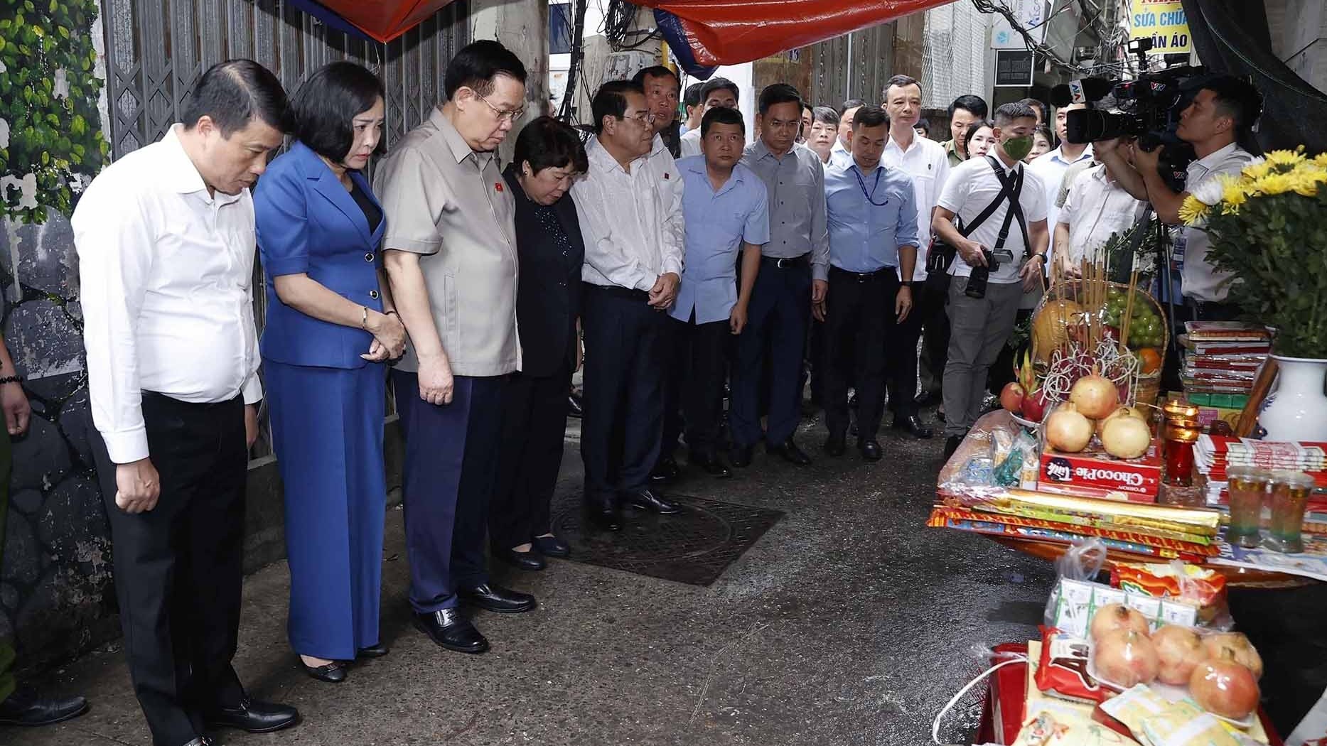 Chủ tịch Quốc hội Vương Đình Huệ đến thăm hỏi, tưởng niệm các nạn nhân vụ cháy ở Thanh Xuân, Hà Nội