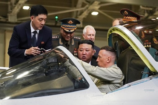 Nhà lãnh đạo Triều Tiên Kim Jong Un đánh giá công nghệ hàng không Nga 'vượt xa các mối đe dọa tiềm tàng bên ngoài'. (Nguồn: AP)