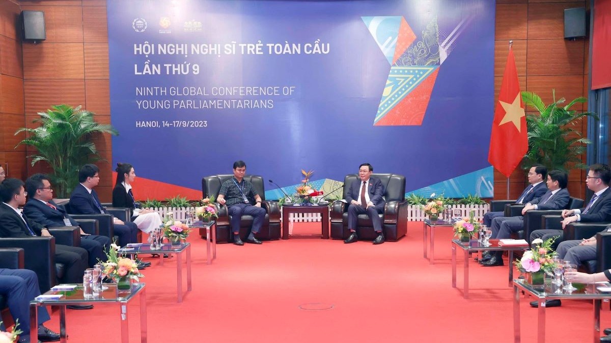 Chủ tịch Quốc hội Vương Đình Huệ gặp mặt thanh niên Việt Nam tiêu biểu tham dự Hội nghị Nghị sĩ trẻ toàn cầu
