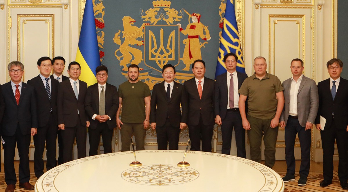 Tổng thống Ukraine và phái đoàn Hàn Quốc tại Kiev. (Nguồn: Yonhap)