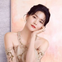 Ủng hộ tiền xây dựng đài tưởng niệm cho một chính khách Hàn Quốc, Lee Young Ae bị chỉ trích dữ dội