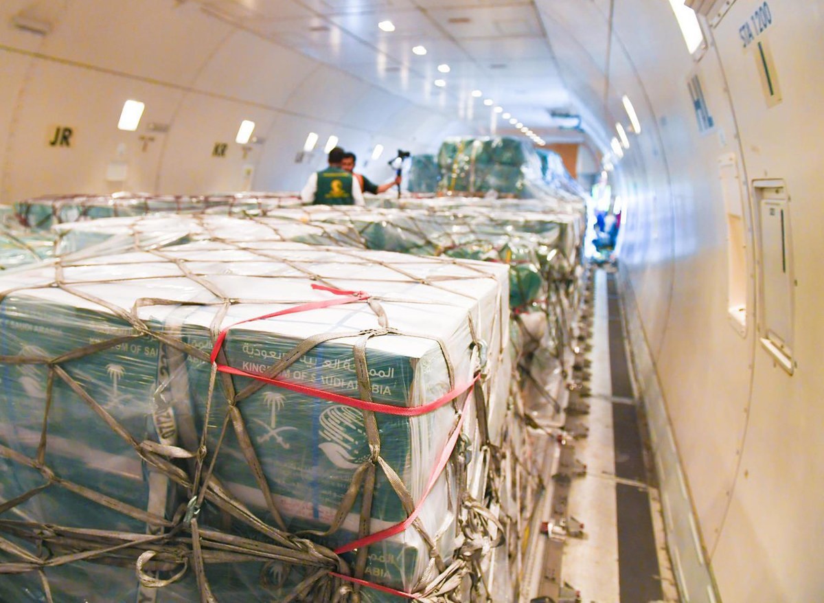 Máy bay viện trợ là một phần trong chỉ thị của các nhà lãnh đạo Saudi dành cho KSrelief nhằm cung cấp hỗ trợ thực phẩm và nơi ở cho các nạn nhân lũ lụt. (Nguồn: SPA)