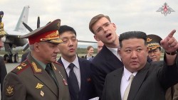 Tướng Nga giới thiệu với Chủ tịch Triều Tiên về máy bay ném bom mới được nâng cấp, có thể mang đầu đạn nặng 1,7 tấn