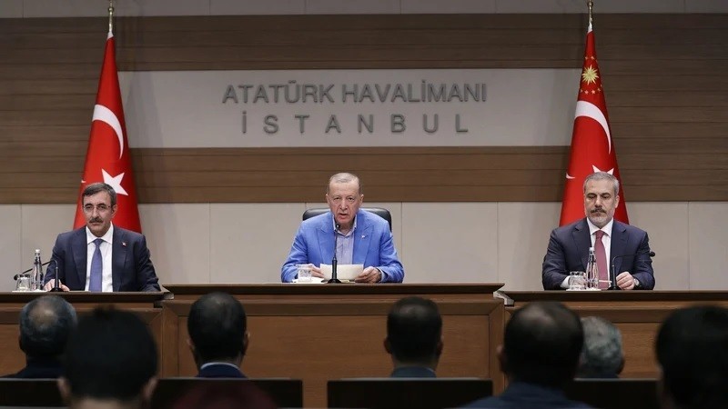 Tổng thống Thổ Nhĩ Kỳ Recep Tayyip Erdogan (giữa) phát biểu trong cuộc họp báo trước chuyến đi tới Mỹ tại sân bay Ataturk ở Istanbul, Thổ Nhĩ Kỳ, ngày 16/9. (Nguồn: RTE)