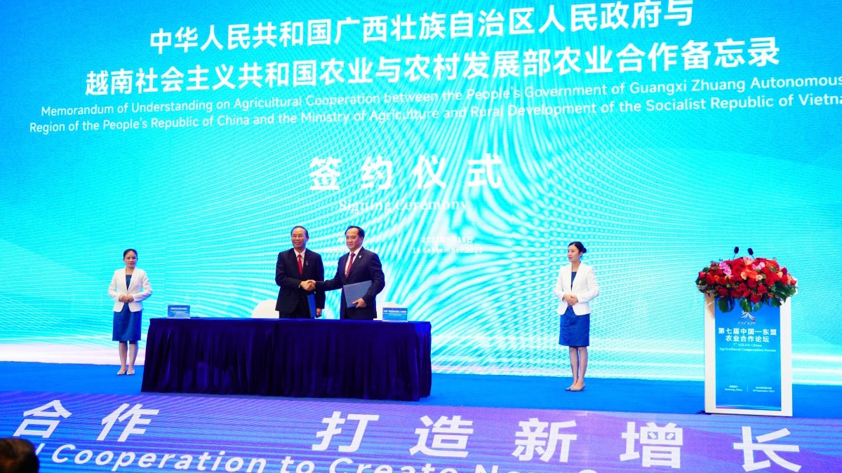 Lễ ký kết Bản ghi nhớ hợp tác nông nghiệp giữa Bộ Nông nghiệp và Phát triển nông thôn và Chính quyền nhân dân Quảng Tây (Trung Quốc). (Nguồn: VOV)