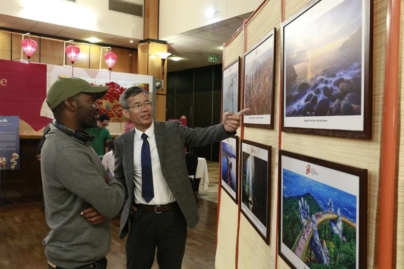 Deputy Director of the Department of Cultural Diplomacy and UNESCO Hoang Huu Anh introduces the photo exhibition “Vietnam's Vitality”. (Photo: Department of Cultural Diplomacy and UNESCO)