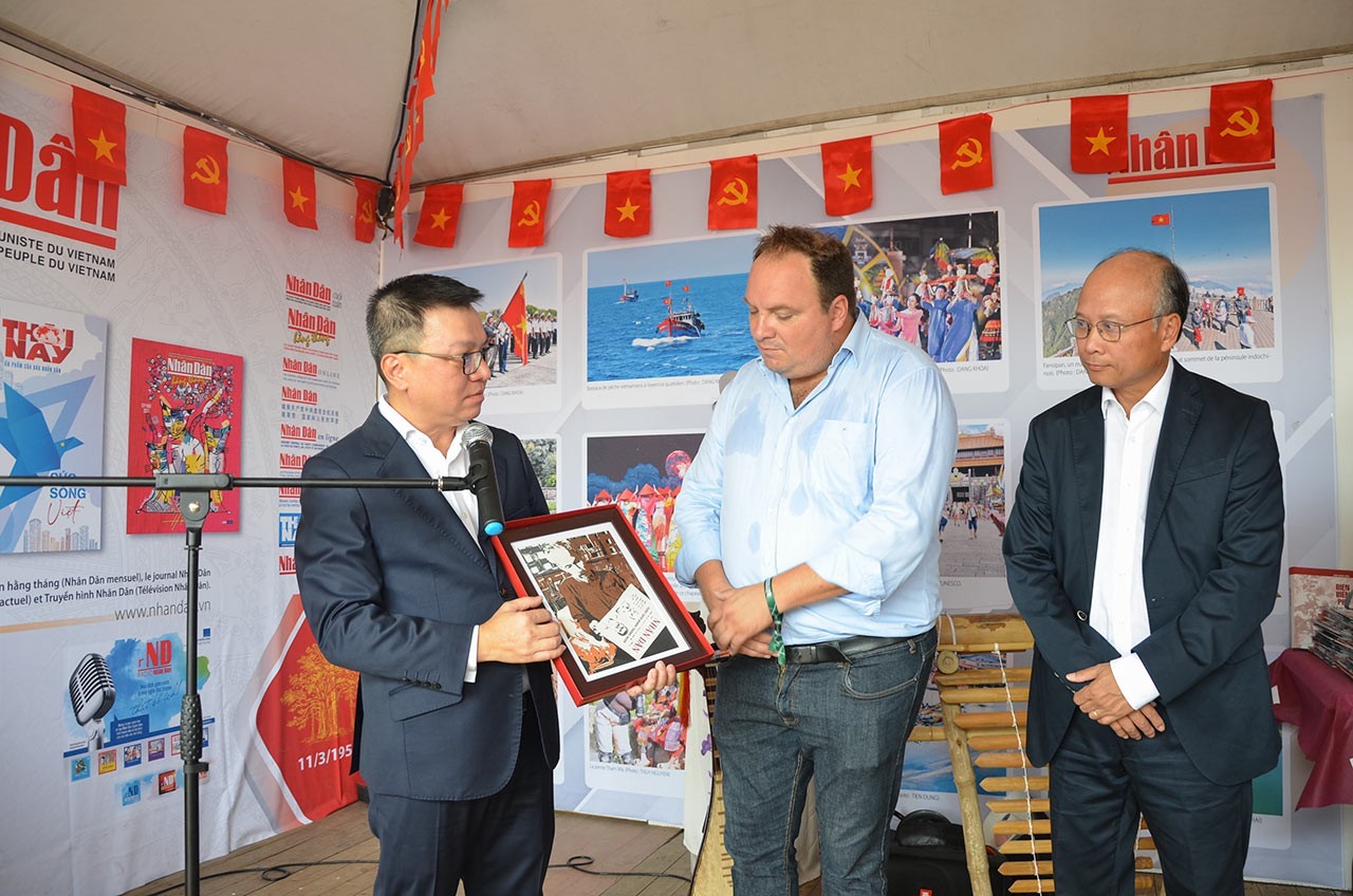 Tổng biên tập Báo Nhân Dân Lê Quốc Minh tặng quà Thượng nghị sĩ, Tổng biên tập báo L'Humanité (Nhân đạo) Fabien Gay. (Nguồn: TTXVN)