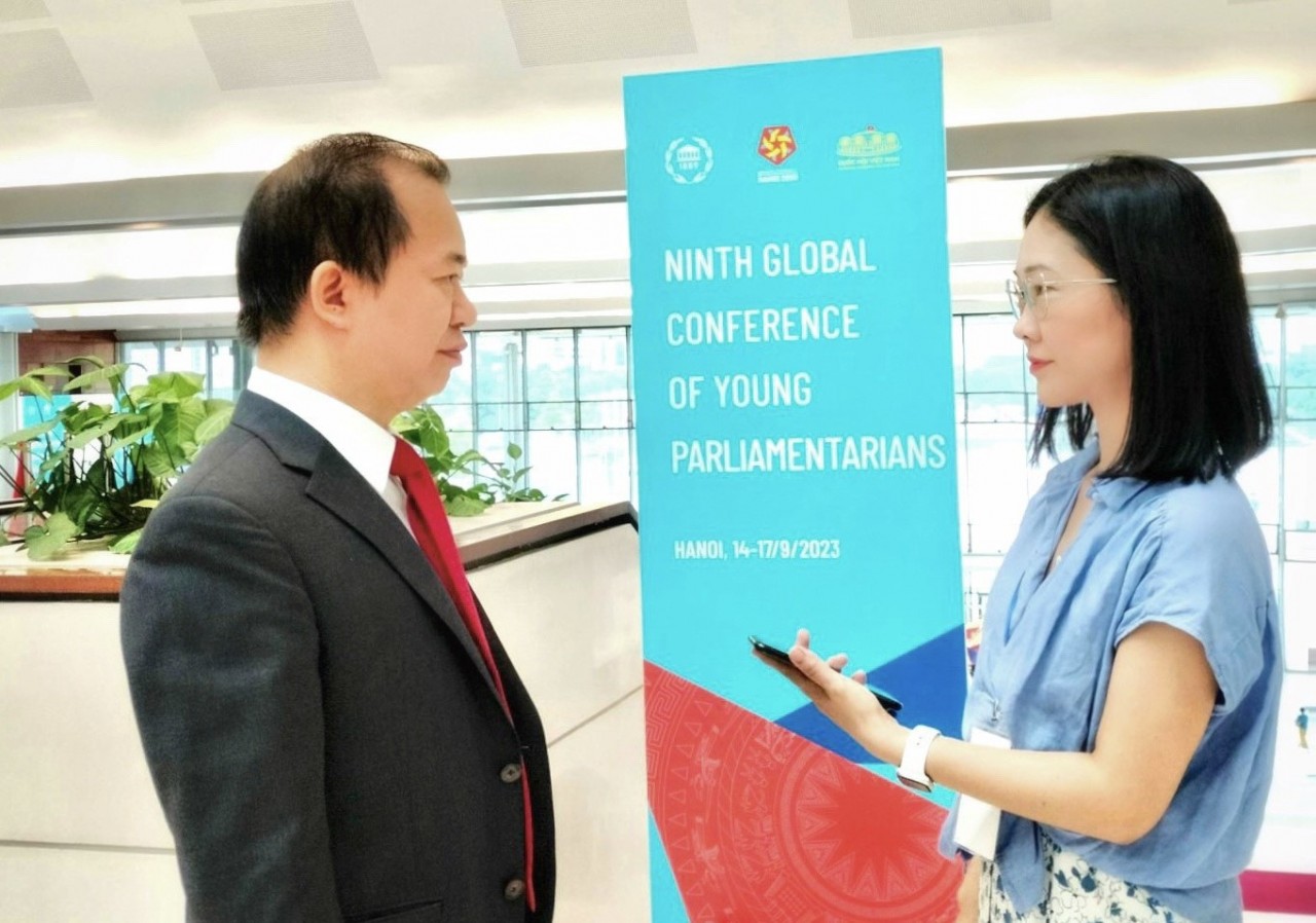 Đại biểu Quốc hội Bùi Hoài Sơn trả lời phỏng vấn TG&VN tại Hội nghị. (Ảnh: Hoàng Bích)