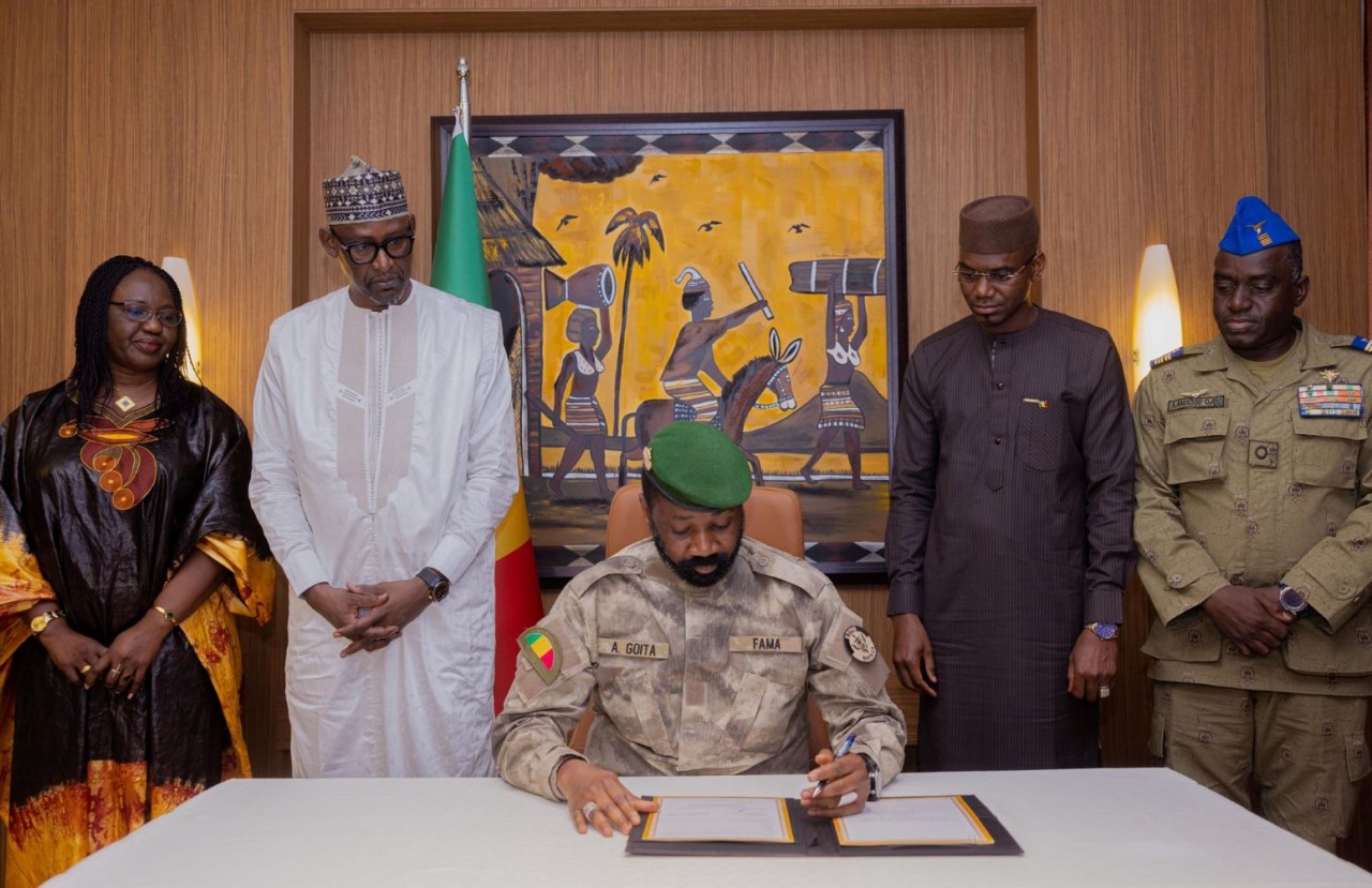 Người đứng đầu chính quyền quân sự Mali Assimi Goita ký thỏa thuận với Niger, Burkina Faso ngày 16/9. (Nguồn: X)