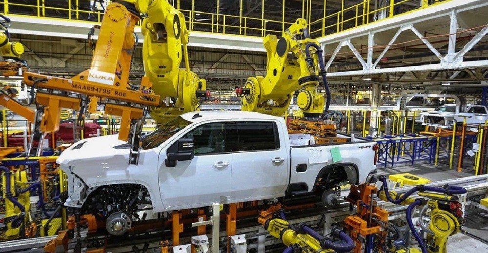 (09.17) Mexico có thể tổn hại nghiêm trọng từ các vụ đình công trong ngành công nghiệp oto ở Mỹ - Ảnh: Một chiếc Chevrolet Silverado của General Motors đang được lắp ráp tại Silao, Mexico. (Nguồn: WardsAuto)
