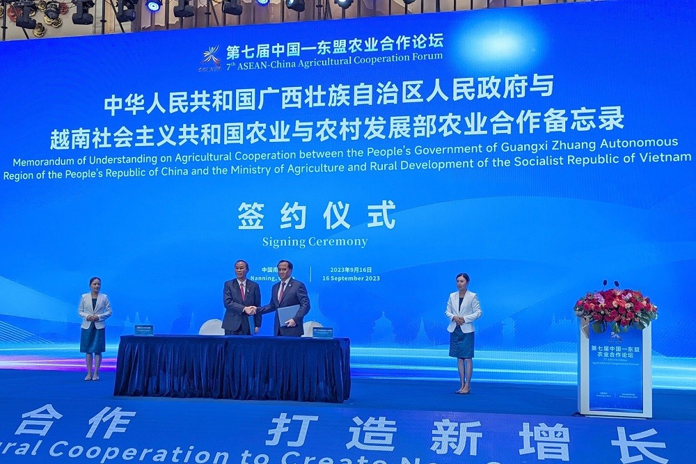 (09.17) Lễ ký kết biên bản ghi nhớ (MoU) về hợp tác nông nghiệp giữa Việt Nam và khu tự trị Choang, tỉnh Quảng Tây của Trung Quốc. (Nguồn: nongnghiep.vn)