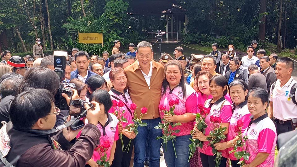 Thủ tướng Thái Lan Srettha Thavisin được chào đón trong chuyến thăm Chiang Mai ngày 16/9. (Nguồn: Pattaya Mail)