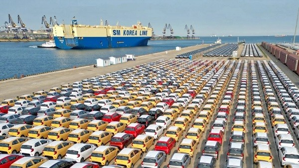 (09.17) Xe ô tô điện đang giúp Trung Quốc sớm chiếm lĩnh vị thế quốc gia xuất khẩu ô tô hàng đầu thế giới - Ảnh: Xe ô tô chờ tại cảng Yên Đài, Sơn Đông, Trung Quốc. (Nguồn: Getty Images)
