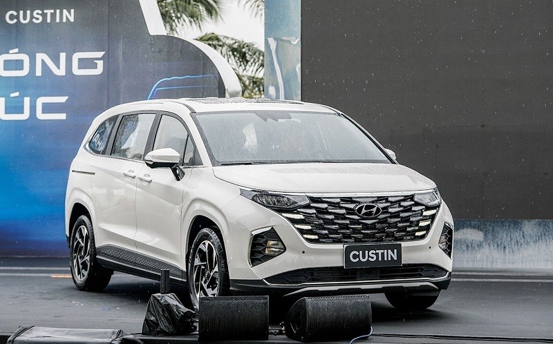 Cận cảnh Hyundai Custin 2.0T vừa ra mắt, giá 999 triệu đồng