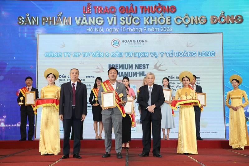 Đại diện Công ty CP Tư vấn và Đầu tư DV Y tế Hoàng Long nhận Giải thưởng Đại diện Công ty CP Tư vấn và Đầu tư DV Y tế Hoàng Long nhận Giải thưởng