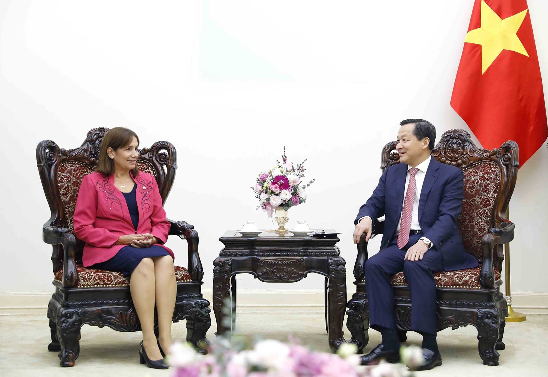 Phó Thủ tướng Lê Minh Khái tiếp Phó Chủ tịch Quốc hội Cuba Ana María Machado. (Nguồn: TTXVN) Phó Thủ tướng Lê Minh Khái tiếp Phó Chủ tịch Quốc hội Cuba Ana María Machado. (Nguồn: TTXVN)