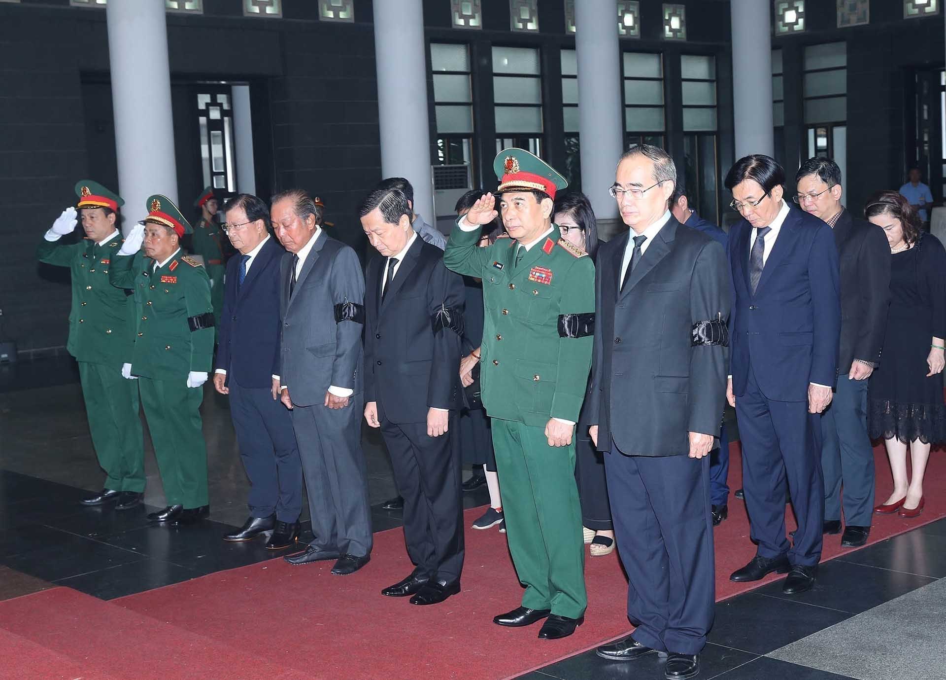 Đoàn Chính phủ do Bí thư Trung ương Đảng, Phó Thủ tướng Lê Minh Khái dẫn đầu, viếng Thượng tướng Nguyễn Chí Vịnh. (Nguồn: TTXVN)