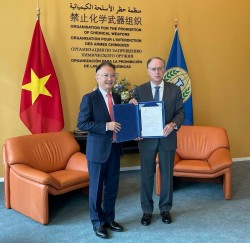 Đại sứ Việt Nam tại Hà Lan Ngô Hướng Nam trình Thư ủy nhiệm tại Tổ chức Cấm vũ khí hóa học