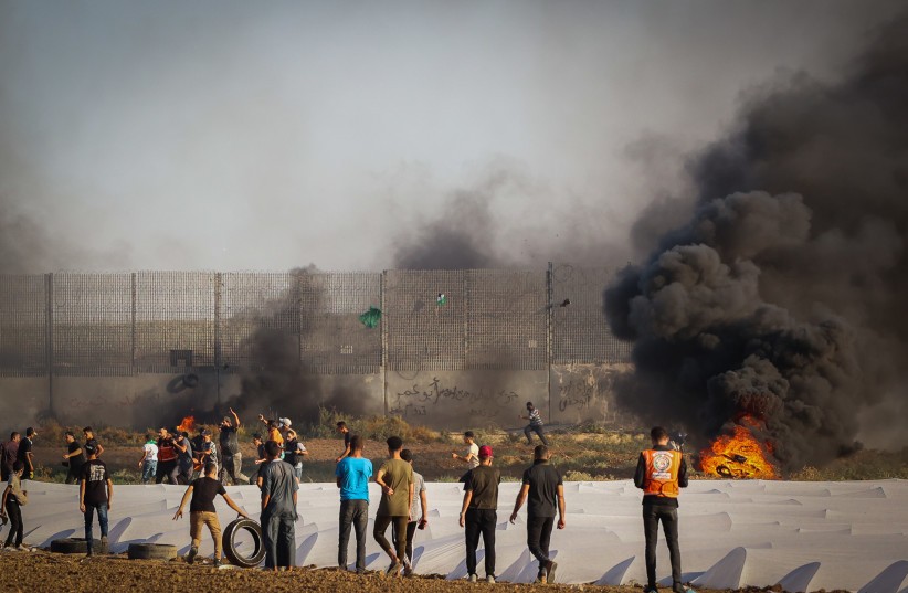 (09.19) Người Palestine đốt phá hàng rào an ninh tại Israel phản đối hành động của binh sĩ IDF ở đền Al Aqsa. (Nguồn: Flash90)