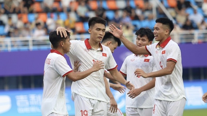 Bóng đá nam ASIAD 19: Thắng đậm Olympic Mông Cổ, đội tuyển Olympic Việt Nam vươn lên dẫn đầu bảng B