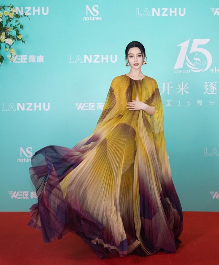 Phạm Băng Băng mặc váy Haute Couture 2019 của Iris Van Herpen người Hà Lan tại sự kiện do Virgo tổ chức. Bộ đầm mang sắc Thu giúp mỹ nhân Hoa ngữ tỏa sáng trên thảm đỏ.