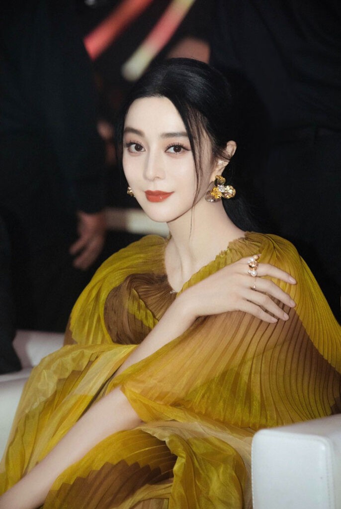 Phạm Băng Băng được RCFA (Red Carpet Fashion Award) bình chọn là diễn viên mặc đẹp nhất thảm đỏ.