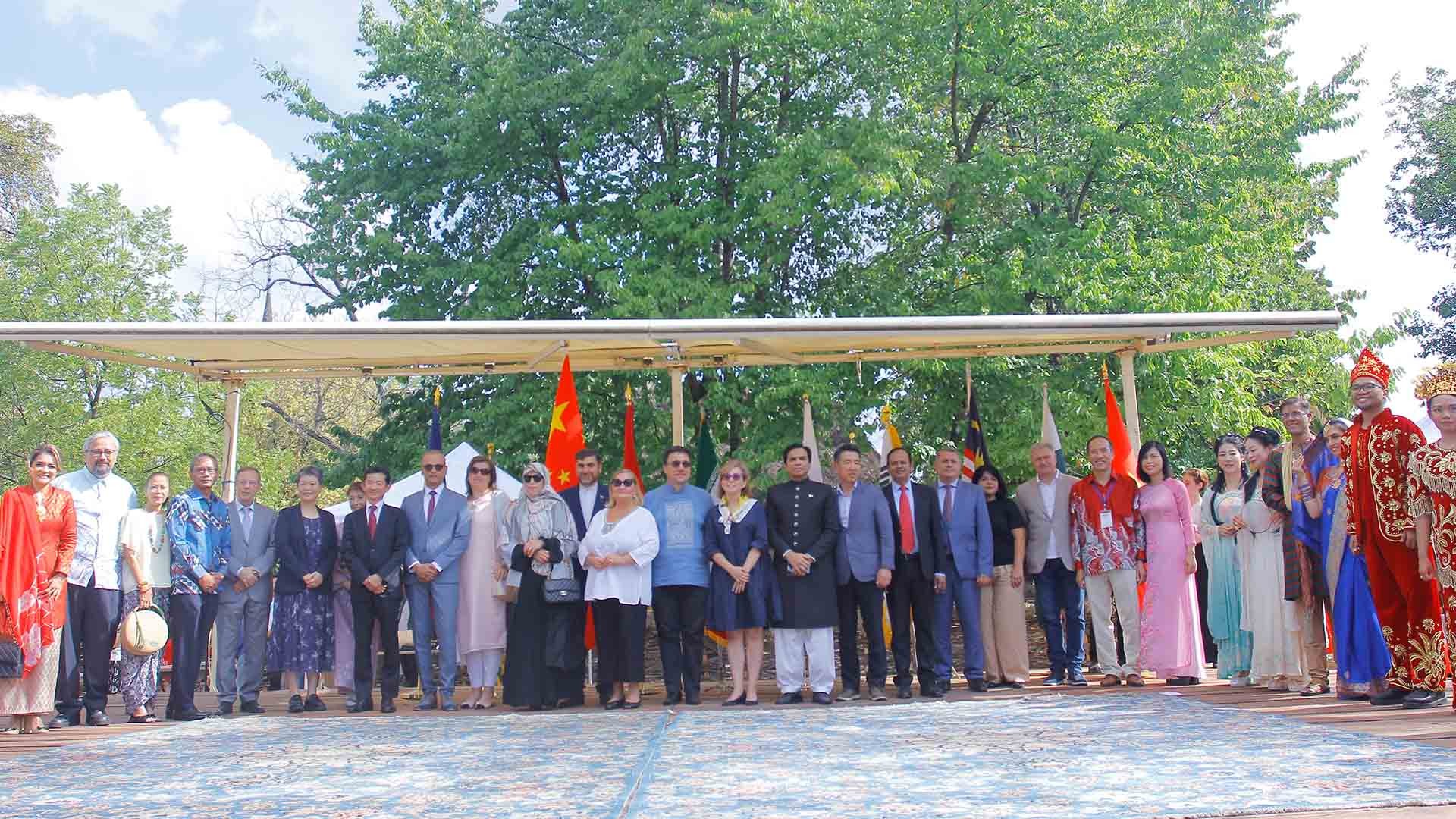 Đại sứ các nước tham dự chụp ảnh cùng các nghệ sĩ.
