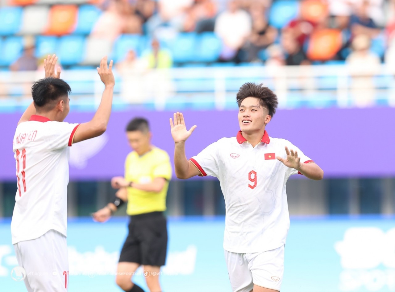 Bóng đá nam ASIAD 19: Sự trưởng thành của Quốc Việt sau khi ghi 2 bàn thắng cho Olympic Việt Nam