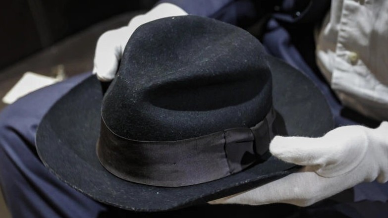 Pháp: Bán đấu giá kỷ vật chiếc mũ biểu diễn của huyền thoại Michael Jackson